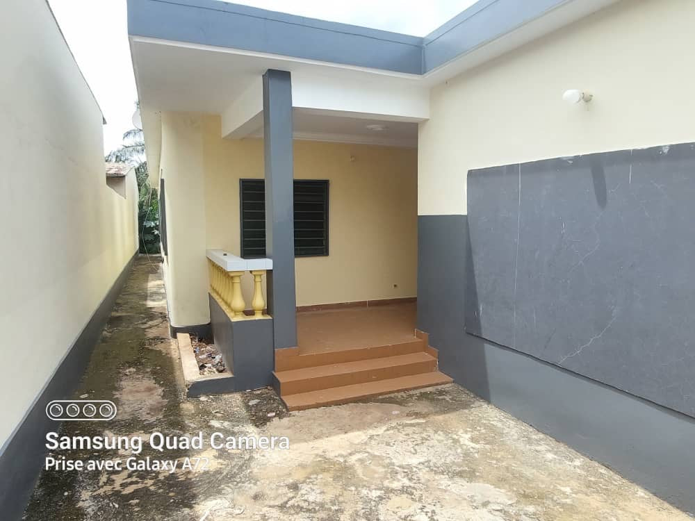 VILLA 4 PIÈCES À VENDRE À AGOÈ ASSIYEYE – DEMI LOT | TITRE FONCIER
