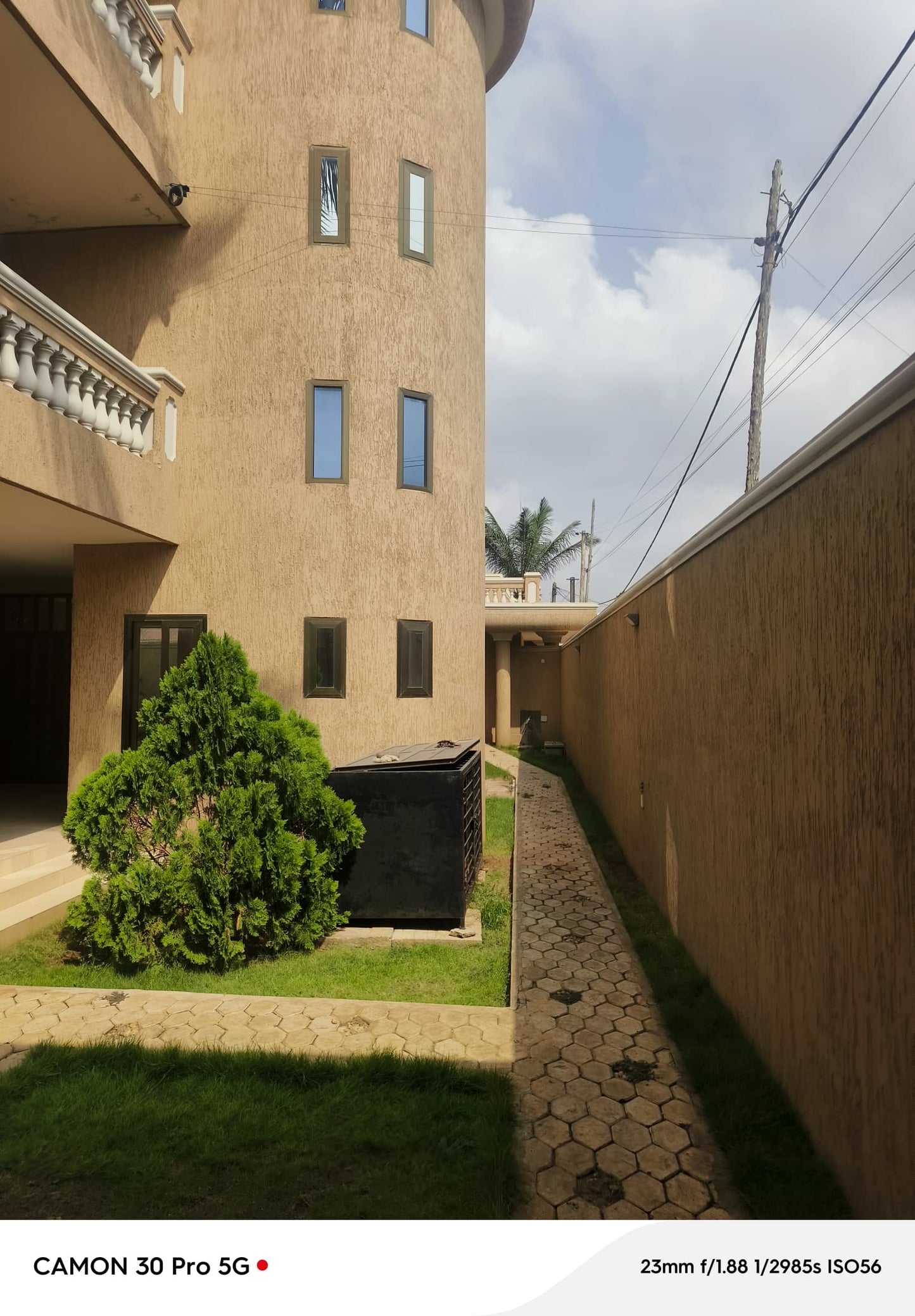 RÉSIDENCE 11 PIÈCES À VENDRE À NYÉKONAKPOÈ – 900 m² | TITRE FONCIER
