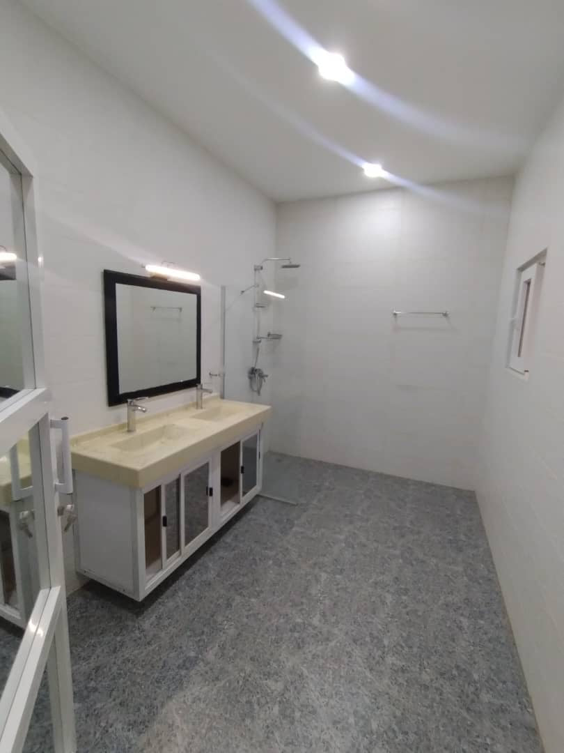 À LOUER – VILLA DUPLEX DE 6 PIÈCES | AGOÈ 2 LIONS | 700.000 F/MOIS