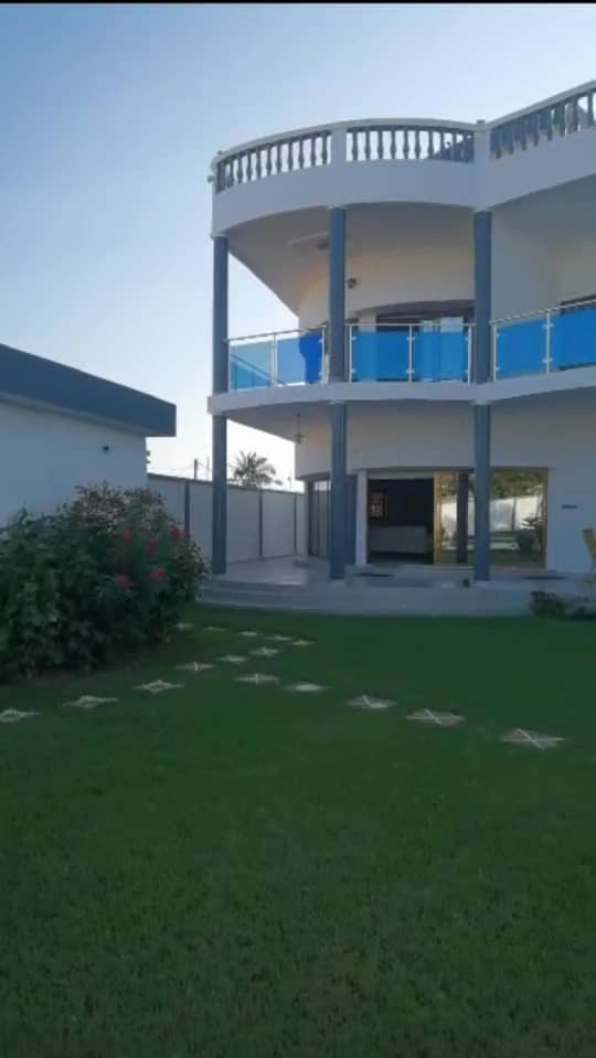 VILLA 15 PIÈCES À VENDRE À LOMÉ - BAGUIDA MONUMENT, CÔTÉ PLAGE