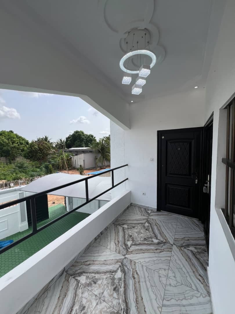 VILLA 6 PIÈCES À VENDRE À ZANGUÉRA KLÉMÉ – 300m²