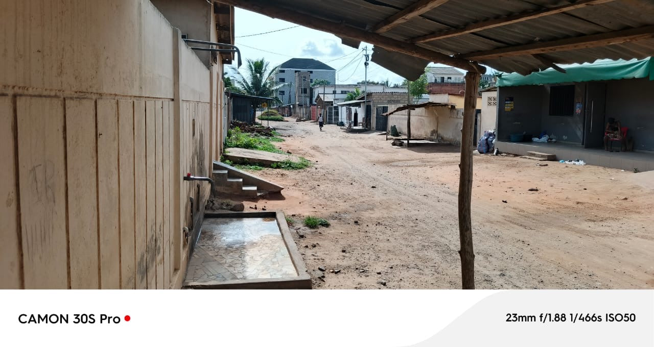 TERRAIN STRATÉGIQUE À VENDRE À ADÉWUI – À 80M DES PAVÉS