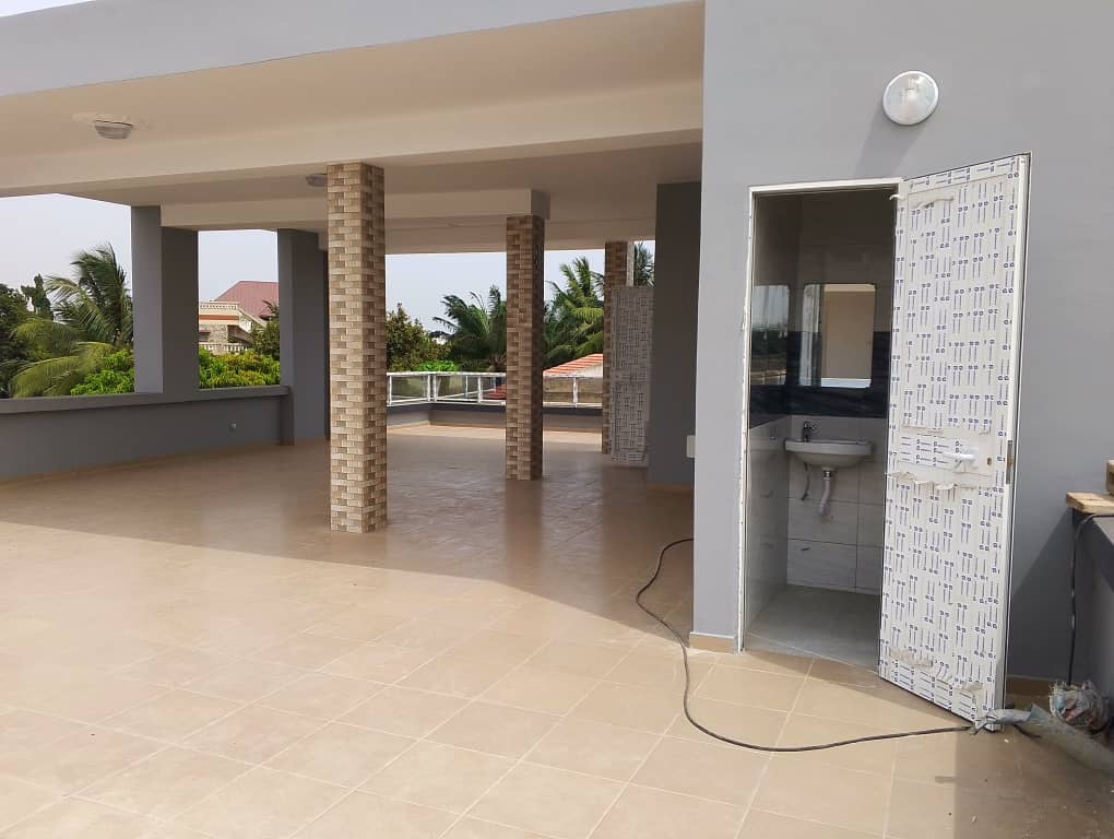 VILLA 7 PIÈCES À VENDRE À AVENOU – 300 m² – TITRE FONCIER