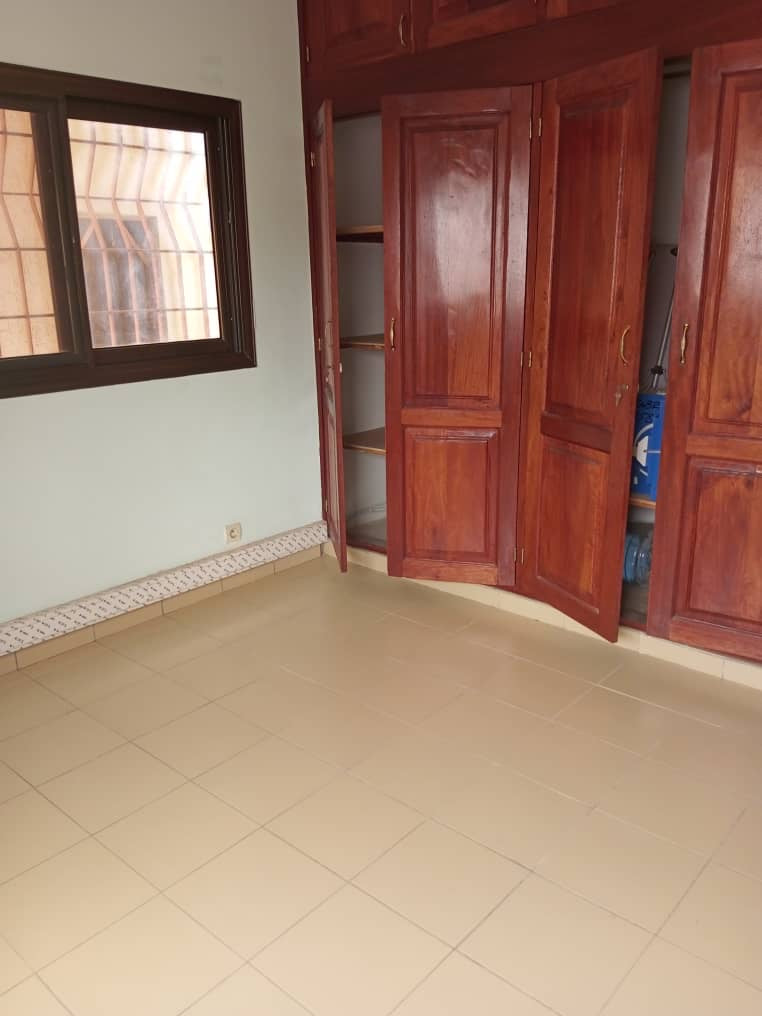 À LOUER – APPARTEMENT POUR BUREAU À LOMÉ - AGBALÉPÉDOGAN