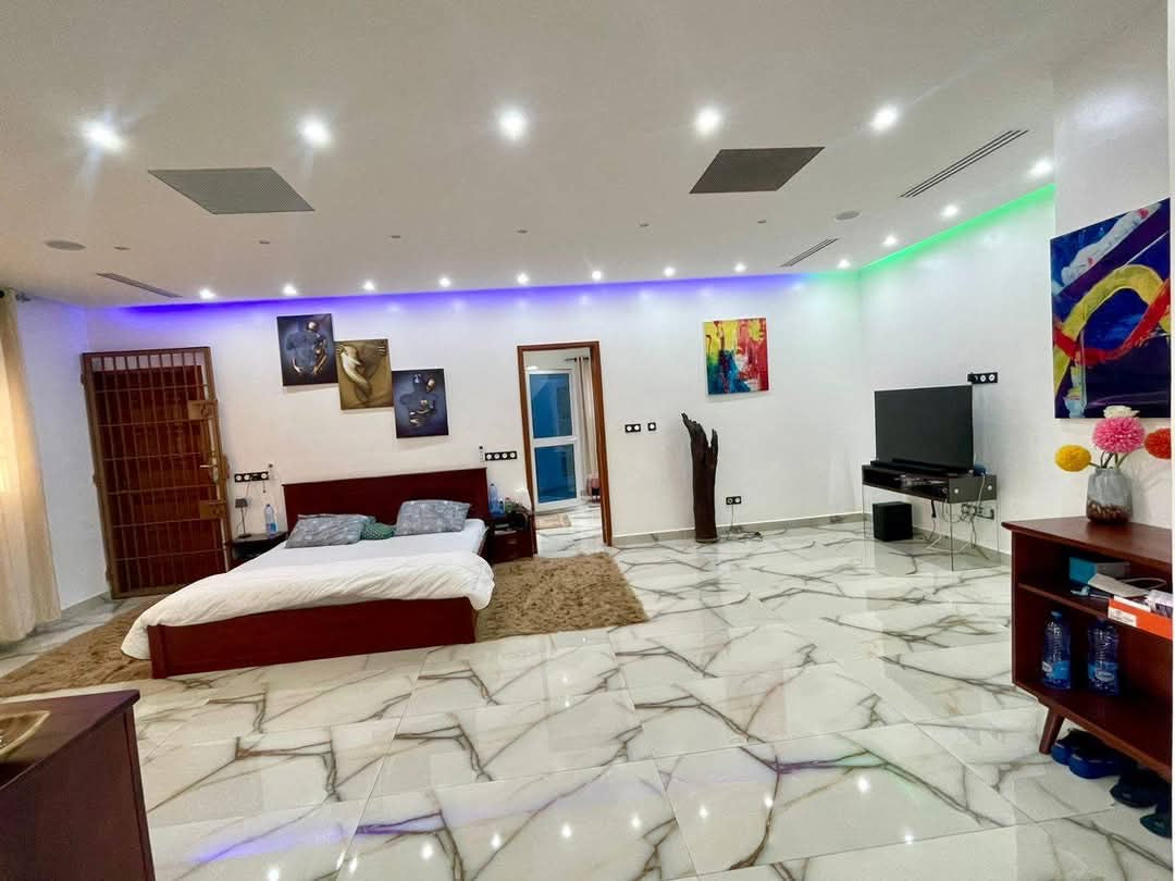 À VENDRE – VILLA MEUBLÉE DE 6 PIÈCES AVEC PISCINE, SALLE DE SPORT & ROOFTOP À ZANGUERA UCAO – 260 MILLIONS FCFA