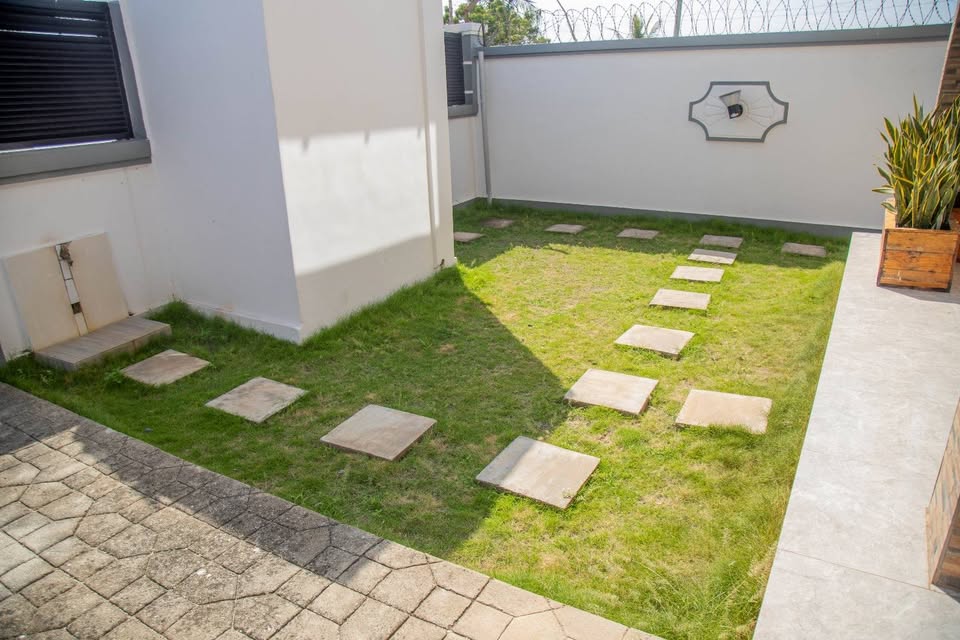 À LOUER – VILLA MEUBLÉE AVEC PISCINE À ZANGUERA | 1 000 000 FCFA / MOIS