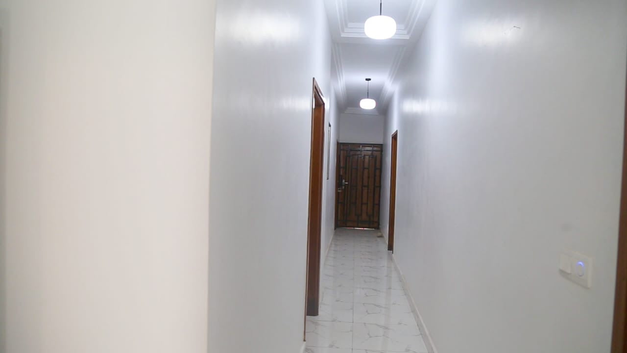 À LOUER – VILLA MEUBLÉ 4 PIÈCES (3 CHAMBRES SALON) À KOHÉ