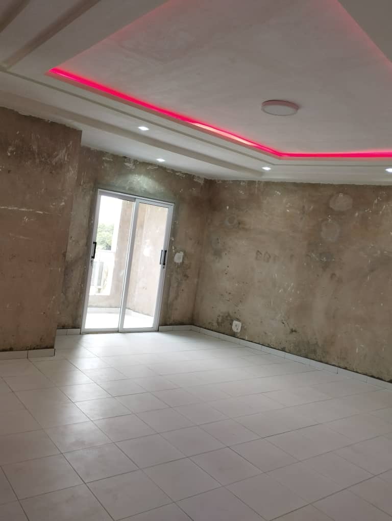 À VENDRE – Mini villa 6 pièces sur 1/4 lot à Dagué Johnson | 300 m du goudron | 35 millions FCFA