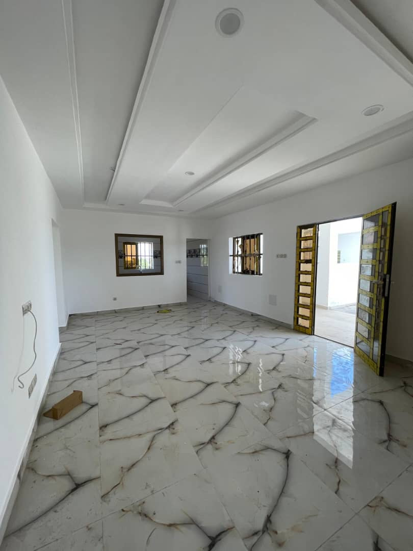 UN GRAND IMMEUBLE COMMERCIAL À VENDRE À ADIDOGOMÉ AWATAMÉ - 23 PIÈCES