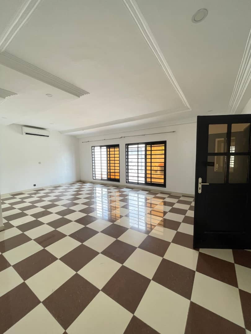 LOMÉ - CAISSE – VILLA 6 PIÈCES AVEC PISCINE À VENDRE
