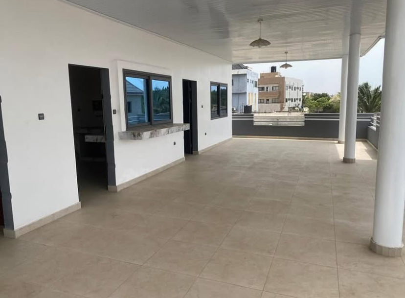 VILLA MEUBLÉE À LOUER À KPOGAN (8 PIÈCES, 5 CHAMBRES, 3 CUISINES)