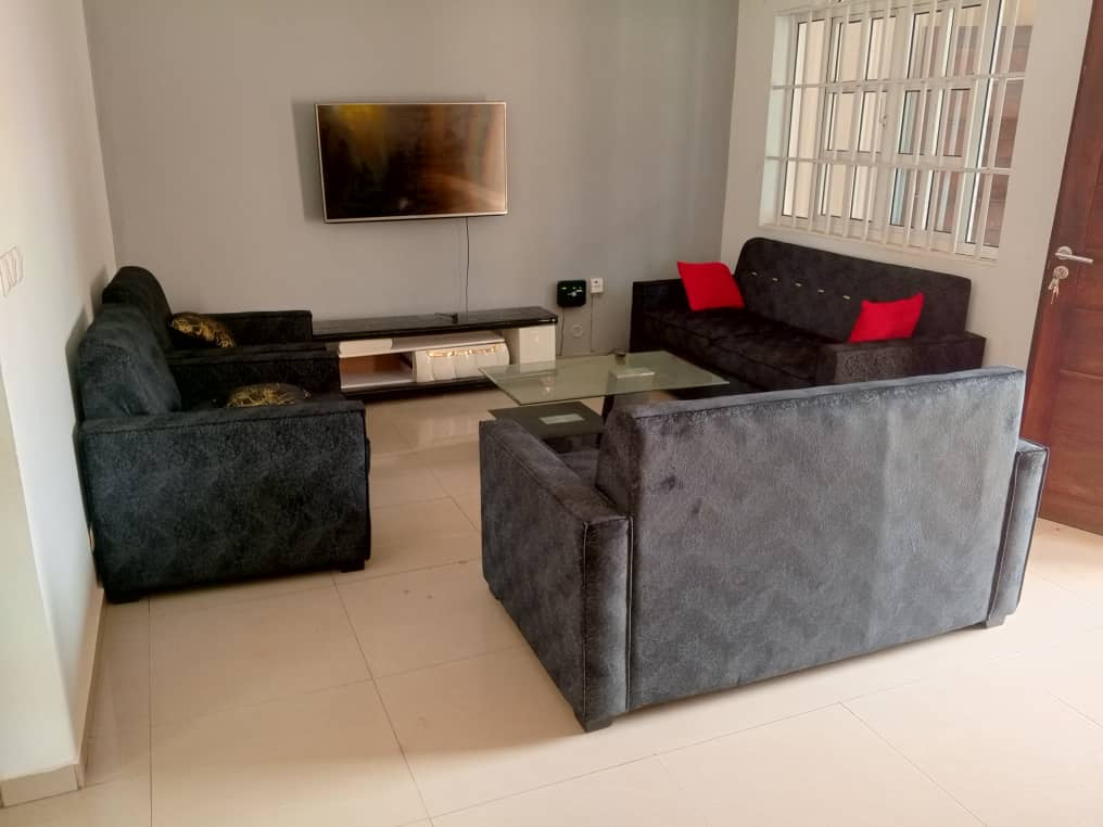 À LOUER – VILLA MEUBLÉE DE 5 PIÈCES À AGOÈ FIL O PARC – 100M DU GOUDRON – 300.000F CFA/MOIS