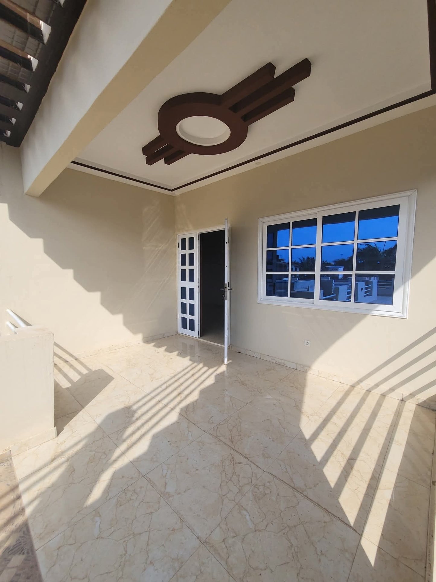 VILLA DUPLEX À VENDRE À AGOÈ – 6 CHAMBRES, 2 SALONS – 55 MILLIONS (FRAIS INCLUS)