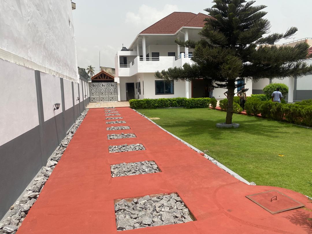 VILLA MEUBLÉE À LOUER À KPOGAN (8 PIÈCES, 5 CHAMBRES, 3 CUISINES)