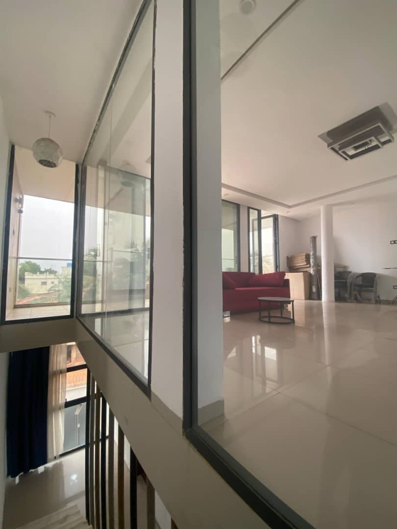 À LOUER – VILLA MEUBLÉE DE 5 PIÈCES AVEC PISCINE ET JARDIN À AGOÈ FIL O PARK – 1.000.000F CFA/MOIS