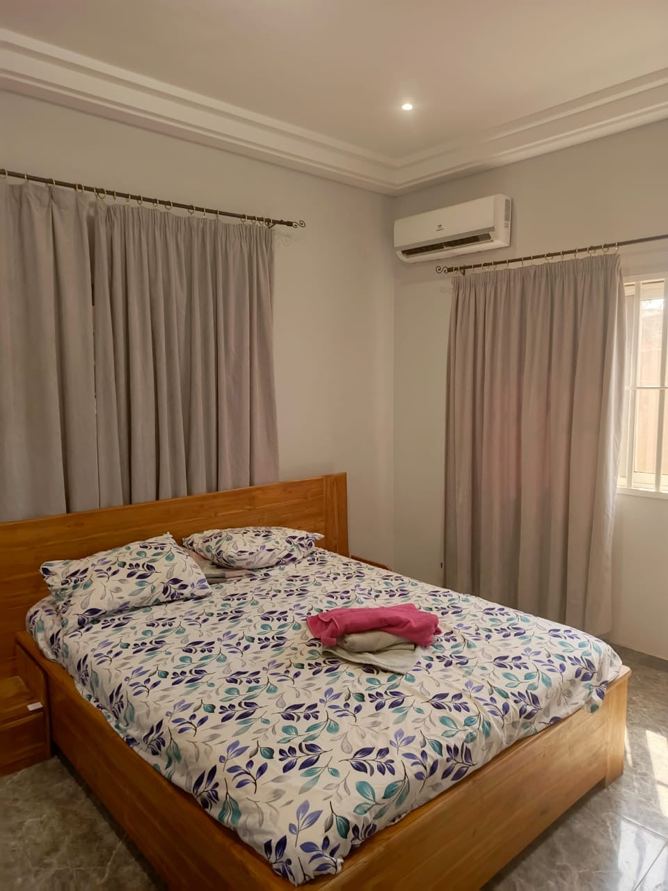 VILLA DE 2 CHAMBRES À VENDRE À LA CITÉ MOKPOKPO, ADIDOGOMÉ – DEMI LOT ANGLE RUE