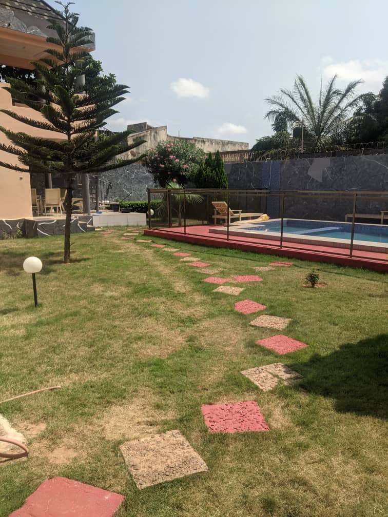 À LOUER – VILLA MEUBLÉE DUPLEX AVEC PISCINE – 6 CHAMBRES, 2 SALONS, 2 CUISINES – AGOÈ RÉSERVE – 1.300.000 F CFA/MOIS