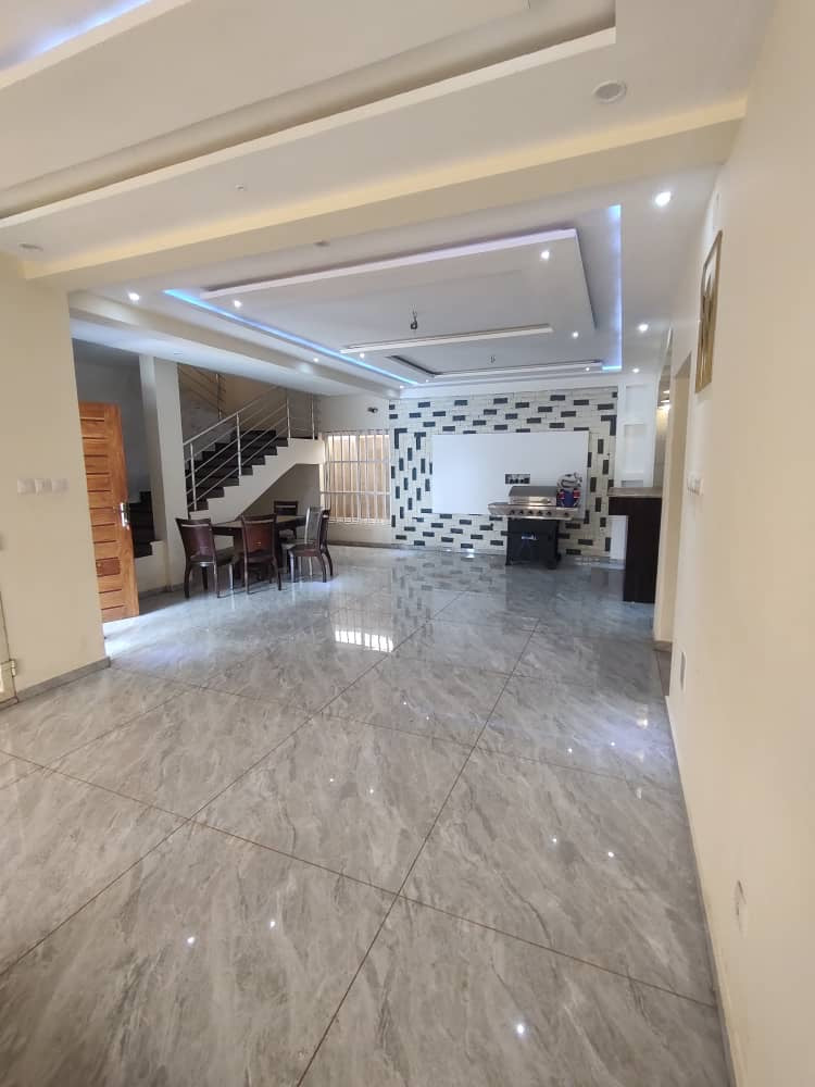 VILLA TRIPLEX MEUBLÉE À LOUER À ATTIEGOU (7 CHAMBRES, PISCINE, TERRAIN DE BASKETBALL)
