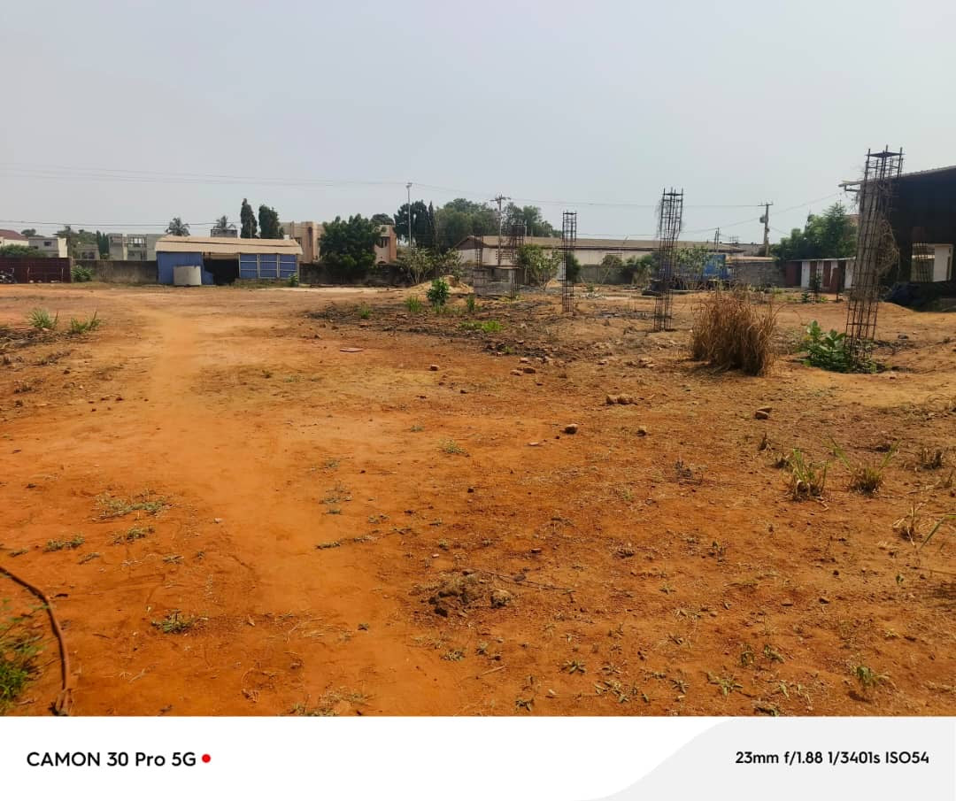 TERRAIN AVEC ENTREPÔT À VENDRE À BAGUIDA (100M DU GOUDRON RN2)