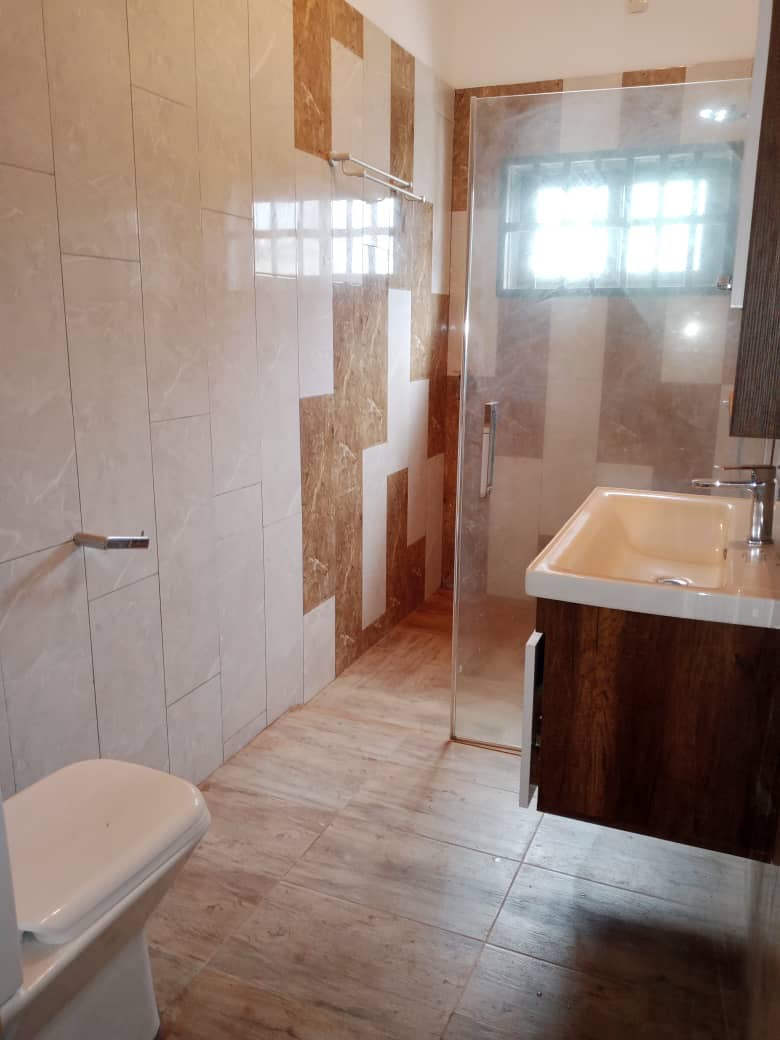 VILLA DE 11 PIÈCES À LOUER À ADIDOGOMÉ – IDÉALE POUR HABITATION OU SIÈGE D’ENTREPRISE