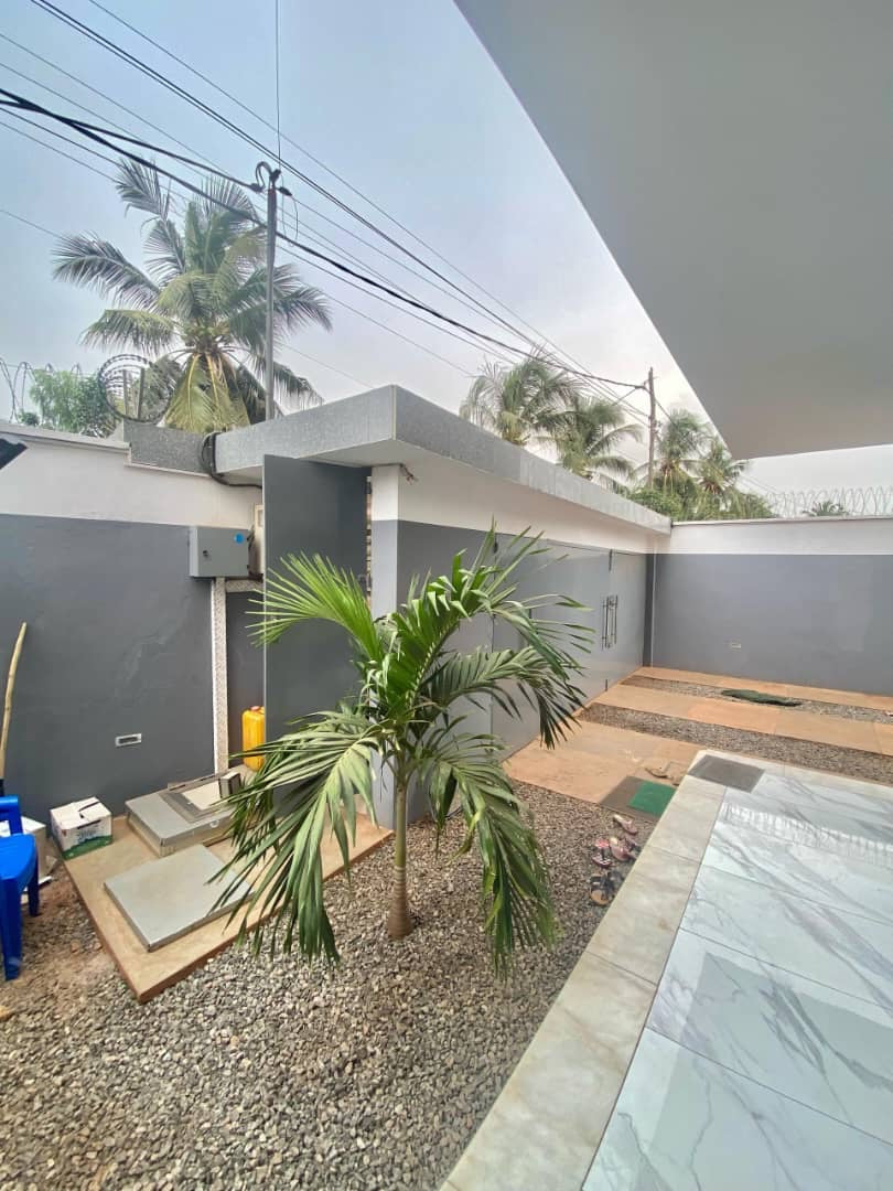 À LOUER – VILLA MEUBLÉE DE 5 PIÈCES AVEC PISCINE ET JARDIN À AGOÈ FIL O PARK – 1.000.000F CFA/MOIS
