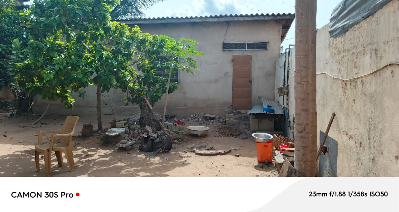 TERRAIN STRATÉGIQUE À VENDRE À ADÉWUI – À 80M DES PAVÉS