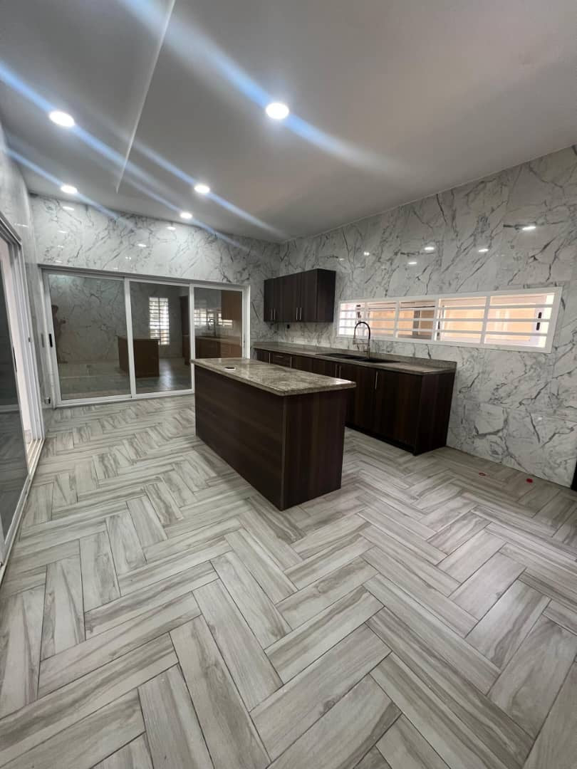 VILLA 8 PIÈCES À VENDRE À LOMÉ - BAGUIDA, CÔTÉ PLAGE