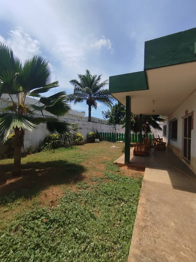MAISON DE 4 PIÈCES À VENDRE À LOMÉ, LA CAISSE – ANGLE DE RUE AVEC ESPACE PISCINE