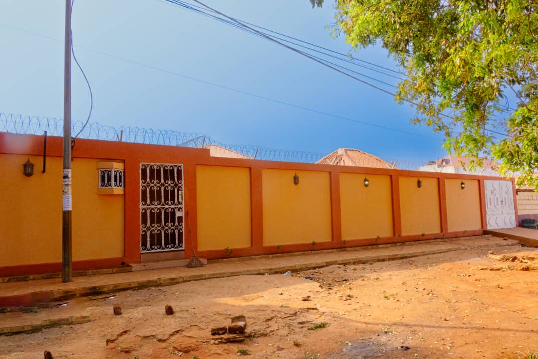 À LOUER – VILLA MEUBLÉE 4 PIÈCES (3 CHAMBRES, 1 SALON) AVEC DÉPENDANCE À HEDZRANAWOÉ