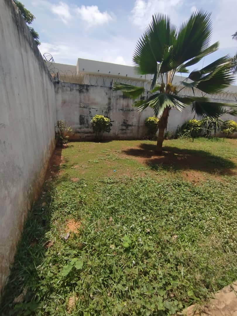 MAISON DE 4 PIÈCES À VENDRE À LOMÉ, LA CAISSE – ANGLE DE RUE AVEC ESPACE PISCINE