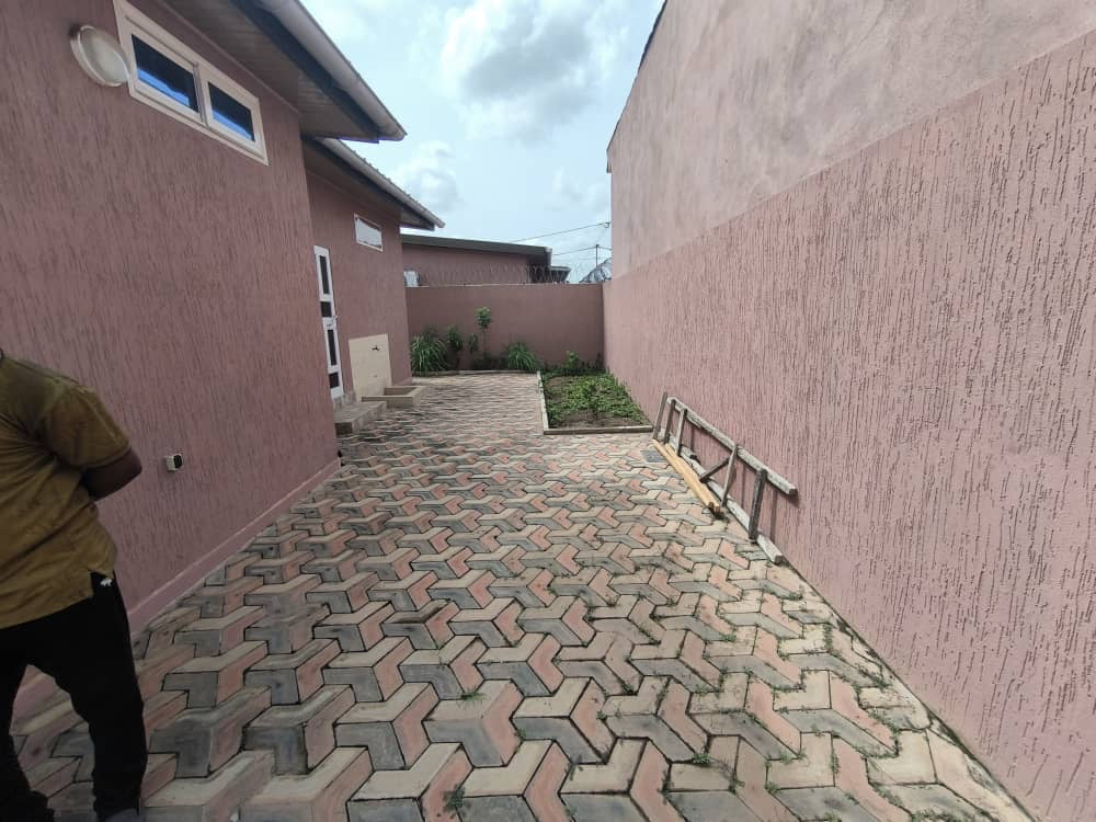 VILLA BASSE À VENDRE – CITÉ MOKPOKPO, ADIDOGOMÉ – 4 PIÈCES