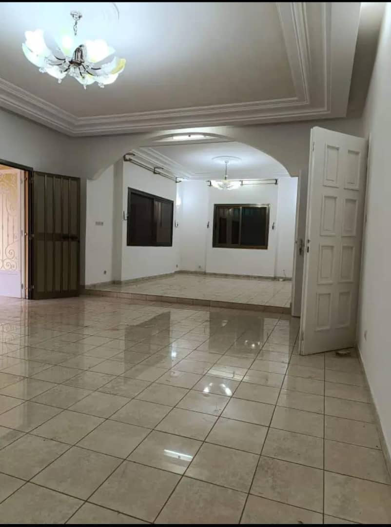 VILLA 9 PIÈCES À VENDRE À HÉDZRANAWOÉ – 1 LOT – PROCHE PHARMACIE RAOUDHA