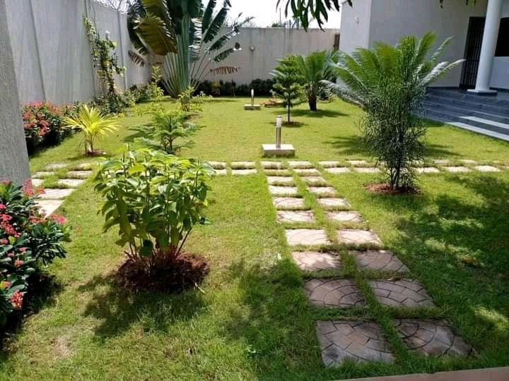 VILLA 6 PIÈCES À VENDRE À AGOÈ SOGBOSSITO – 1KM DU GOUDRON