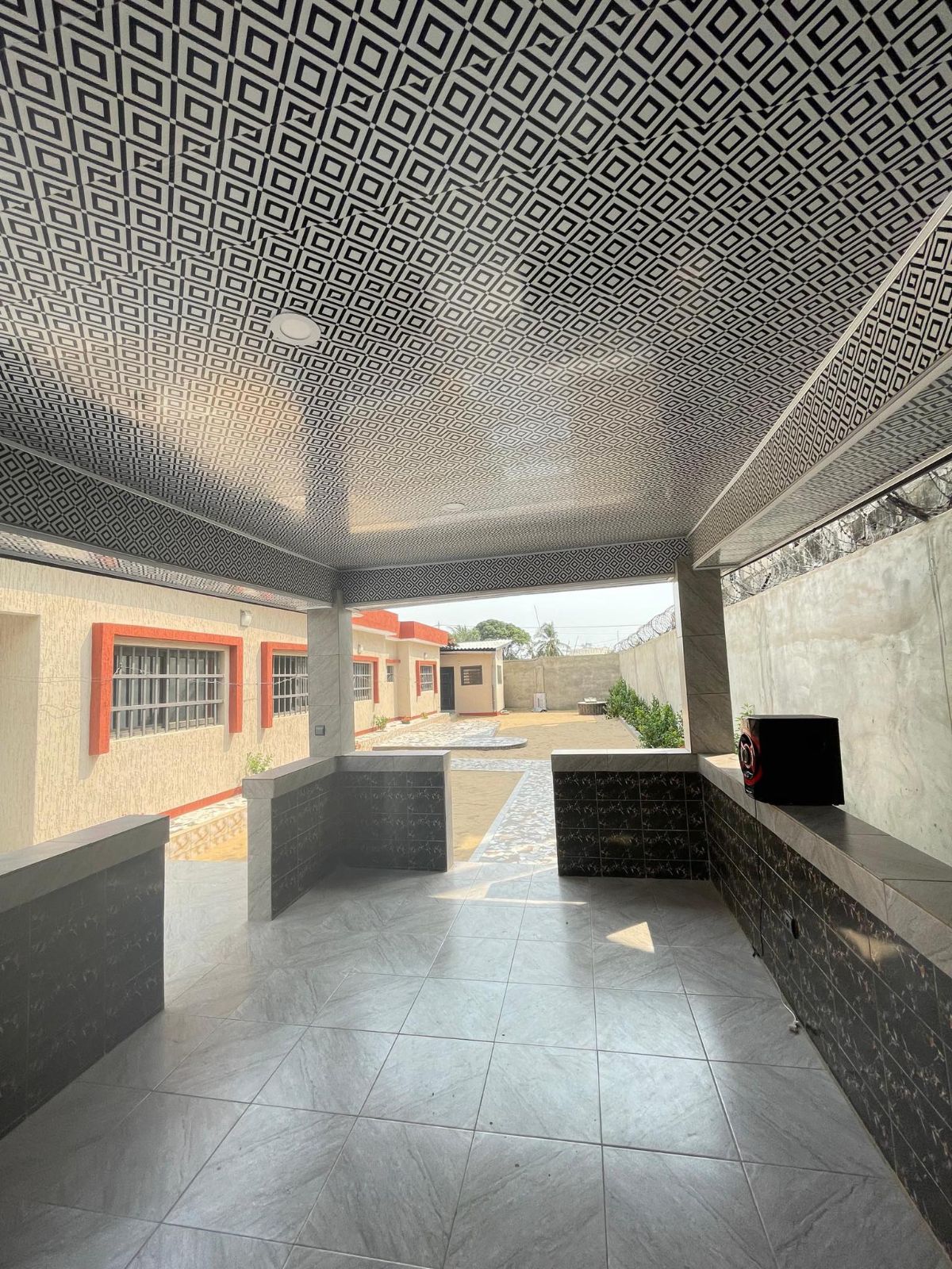 KPOGAN – VILLA 6 CHAMBRES À LOUER À 400 000 FCFA/MOIS
