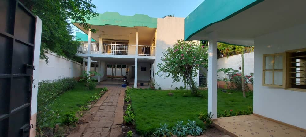 À VENDRE / À LOUER – Villa 10 pièces sur 500 m² à Nukafu Cerfer | 4 chambres, dépendance, jardin | Vente : 120M FCFA | Location : 600.000 FCFA/mois
