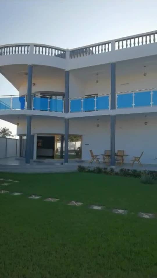 VILLA 15 PIÈCES À VENDRE À LOMÉ - BAGUIDA MONUMENT, CÔTÉ PLAGE