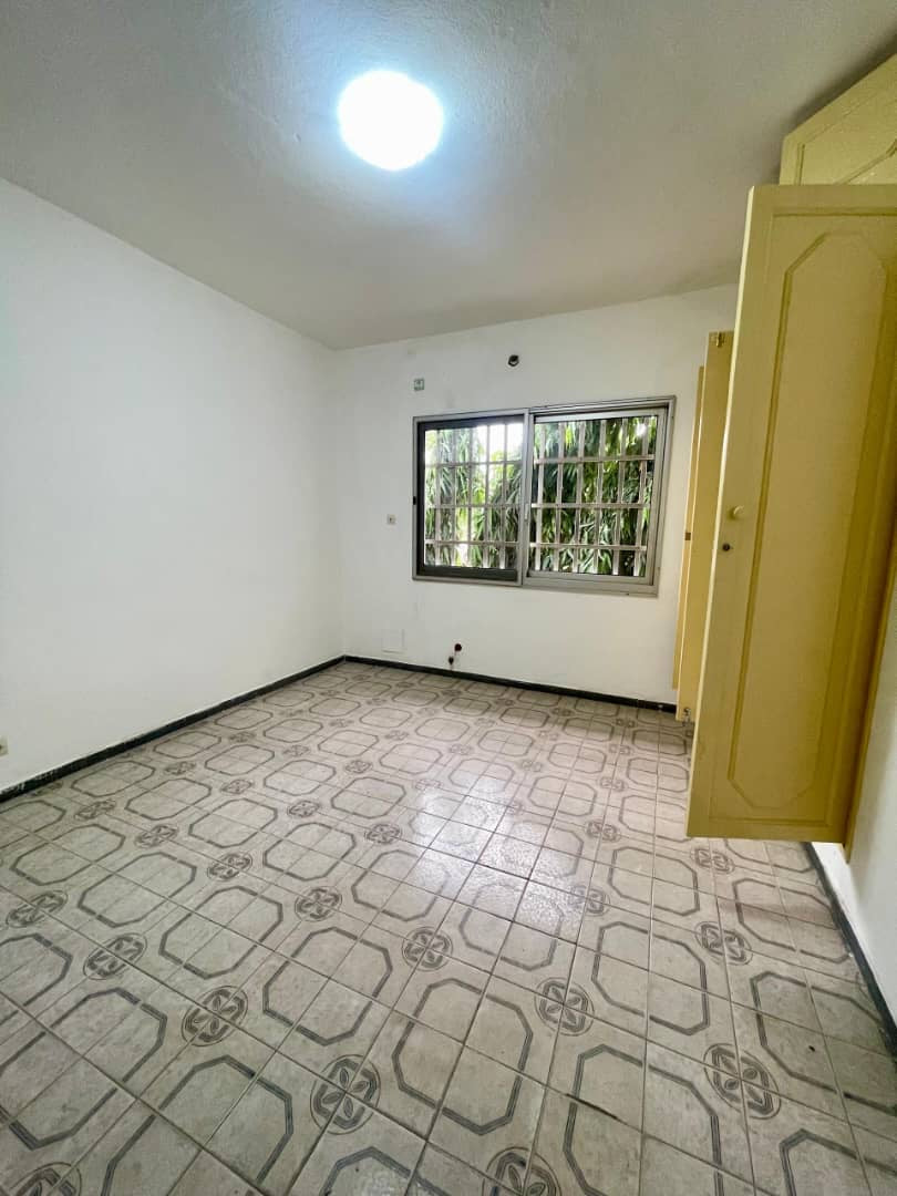 À VENDRE / À LOUER – Villa 10 pièces sur 500 m² à Nukafu Cerfer | 4 chambres, dépendance, jardin | Vente : 120M FCFA | Location : 600.000 FCFA/mois