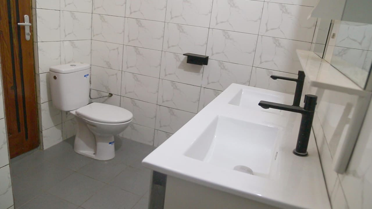 À LOUER – VILLA MEUBLÉ 4 PIÈCES (3 CHAMBRES SALON) À KOHÉ