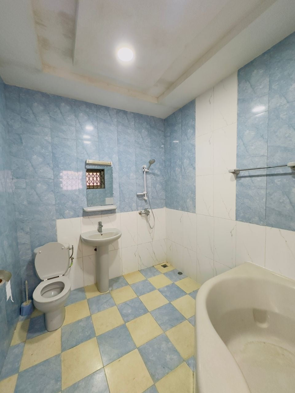 VILLA DE 9 PIÈCES À VENDRE À LOMÉ, CITÉ AÉROPORT – PLUS DE 1/2 LOT