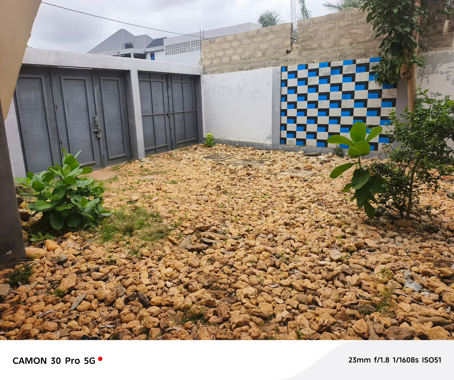 UN HÔTEL À VENDRE À APESSITO – 23 CHAMBRES + BAR + MAGASINS