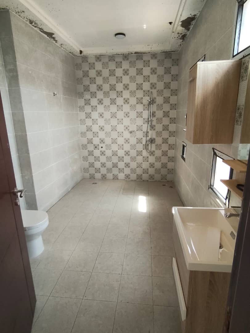LOMÉ – CITÉ OUA – VILLA R+1 DE 10 PIÈCES À VENDRE