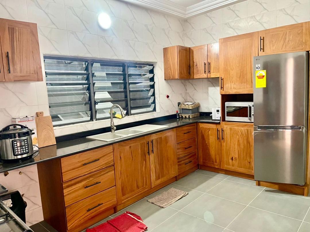 À LOUER – VILLA MEUBLÉE DE 4 PIÈCES À AGOÈ SOGBOSSITO (ANOKUI) – 450.000 FCFA/MOIS