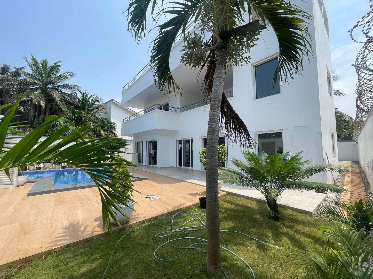 VILLA 5 CHAMBRES AVEC PISCINE À LOUER À LOMÉ - KODJOVIAKOPÉ (MEUBLÉE & NON MEUBLÉE)