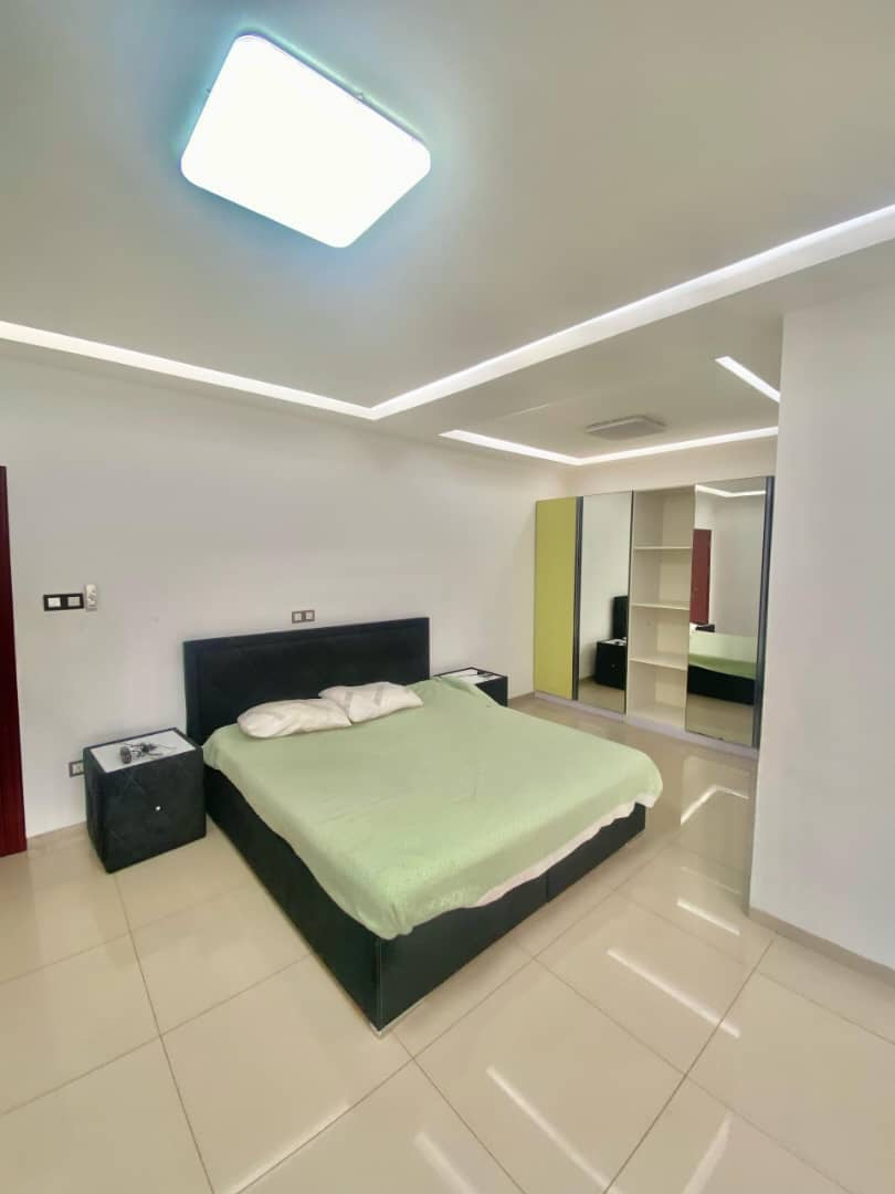 À LOUER – VILLA MEUBLÉE DE 5 PIÈCES AVEC PISCINE ET JARDIN À AGOÈ FIL O PARK – 1.000.000F CFA/MOIS