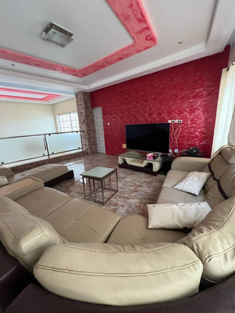 VILLA 8 PIÈCES AVEC PISCINE À VENDRE À AVÉDJI – 600M DU GOUDRON