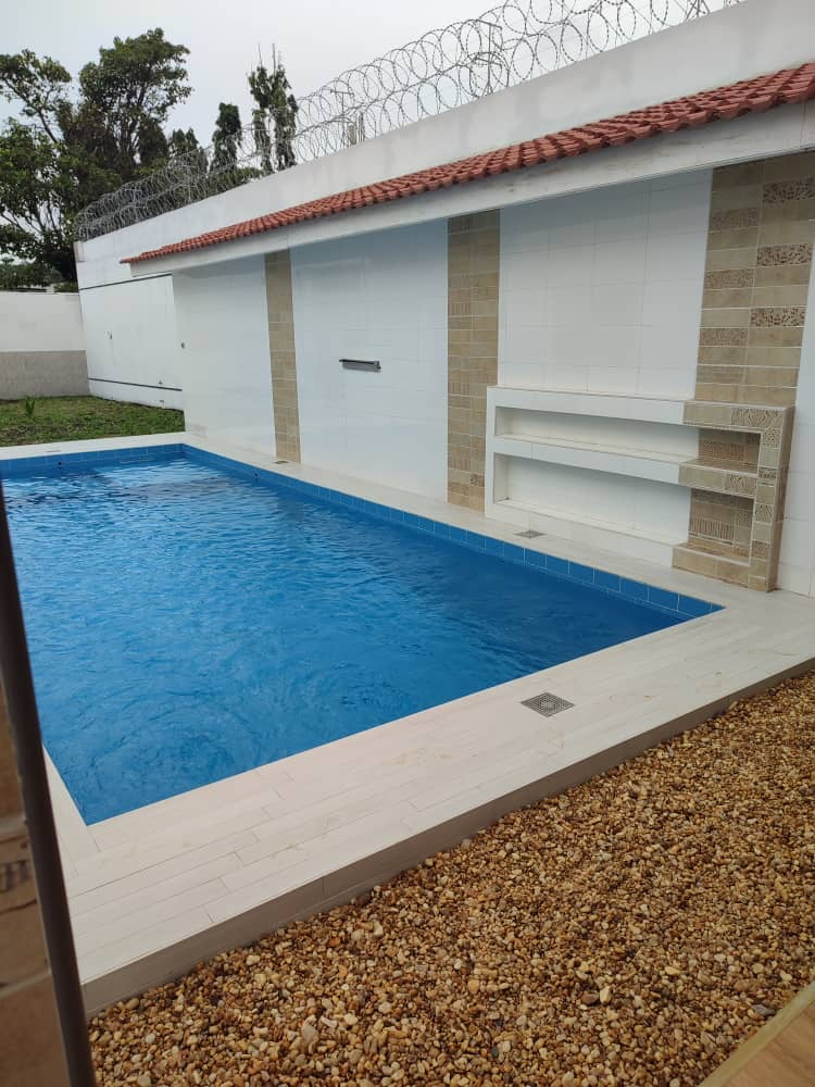 À LOUER – VILLA MEUBLÉE DE 6 PIÈCES AVEC PISCINE À LA RÉSIDENCE DU BÉNIN (CAISSE)