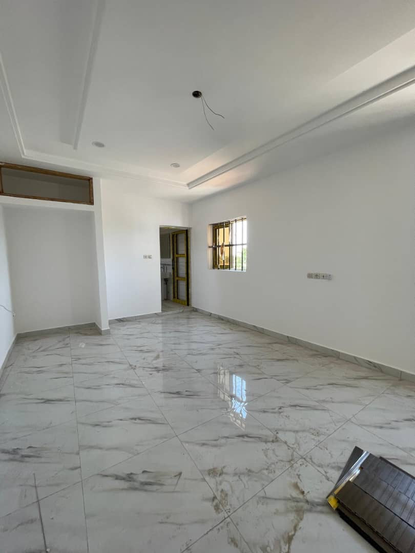 UN GRAND IMMEUBLE COMMERCIAL À VENDRE À ADIDOGOMÉ AWATAMÉ - 23 PIÈCES