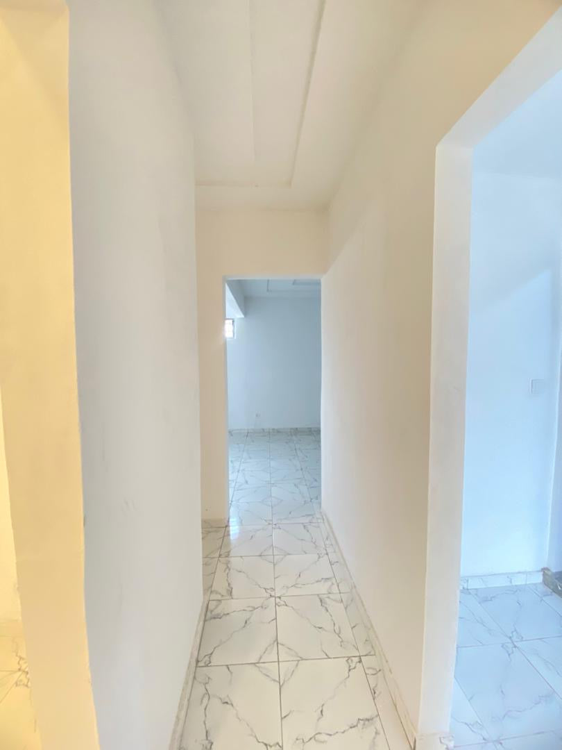 UNE VILLA 3 PIÈCES À LOUER À ADÉWUI À 100M DES PAVÉS