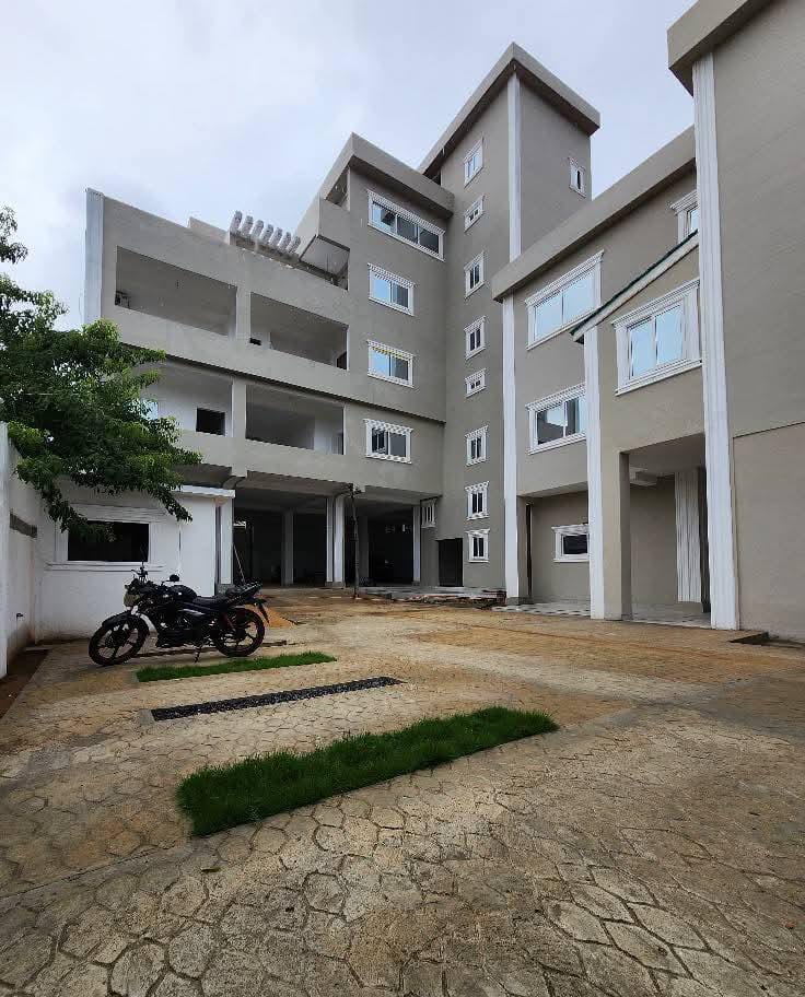 À VENDRE – Villa ou immeuble R+4 de 34 pièces à Kodjoviakopé | 700 m² | Titre foncier | 1,5 milliard FCFA