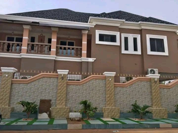UNE VILLA À VENDRE DANS LA CITÉ MOKPOKPO - 9 PIÈCES